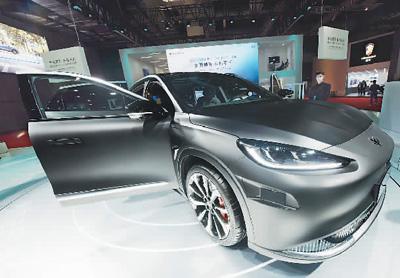 4月19日，应用了华为智能驾驶技术的极狐阿尔法S智能豪华纯电轿车亮相2021上海车展，颇受车迷关注。 龙巍 摄（人民视觉）