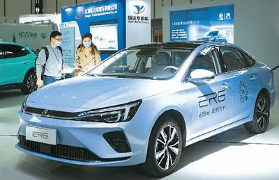 4月7日，参观者在2021第七届中国（南京）国际新能源汽车与专用车辆展览会上了解一款新能源汽车。 苏阳 摄（人民视觉）