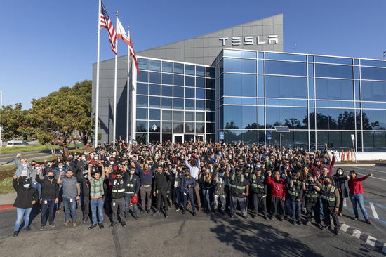 特斯拉员工在德克萨斯州奥斯汀的特斯拉总部外庆祝第100万块4680电池下线